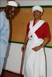 صورة لأوباما التقطت في 27 آب 2006 خلال زيارته إلى شمالي كينيا، يرتدي خلالها زياً تقليدياً صومالياً ومعتمراً ما يشبه العمامة، قدمها له الشيخ محمد حسن الذي بدا إلى جانبه